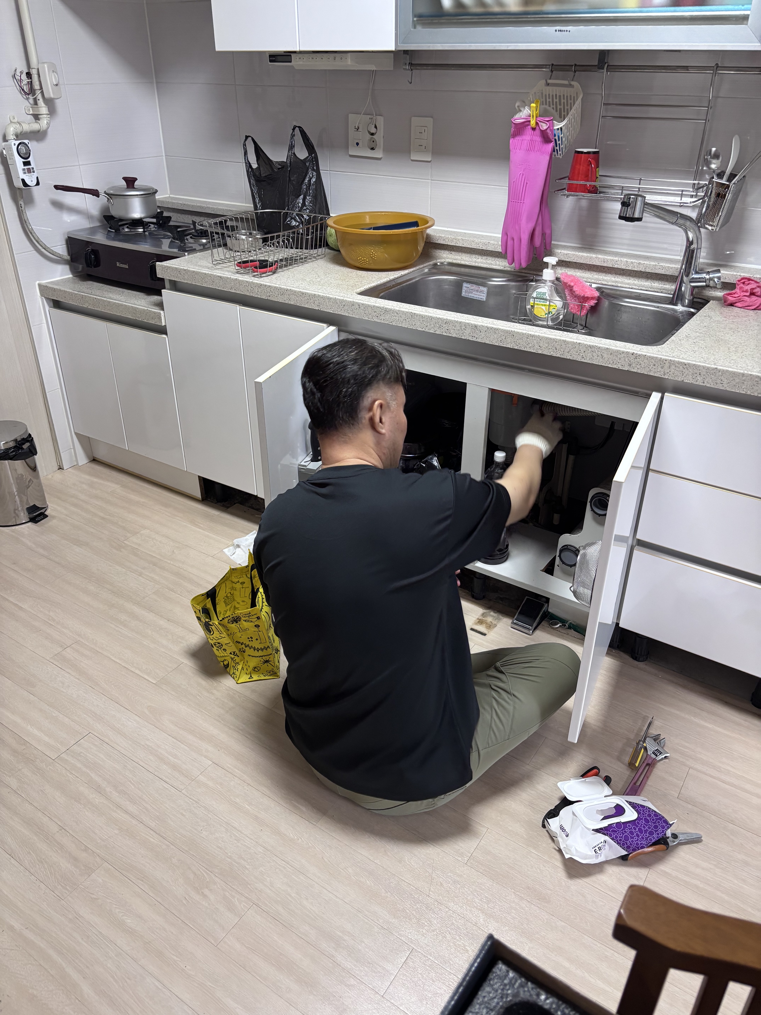 싱크대 혼합수전 교체작업_작업 중.jpg